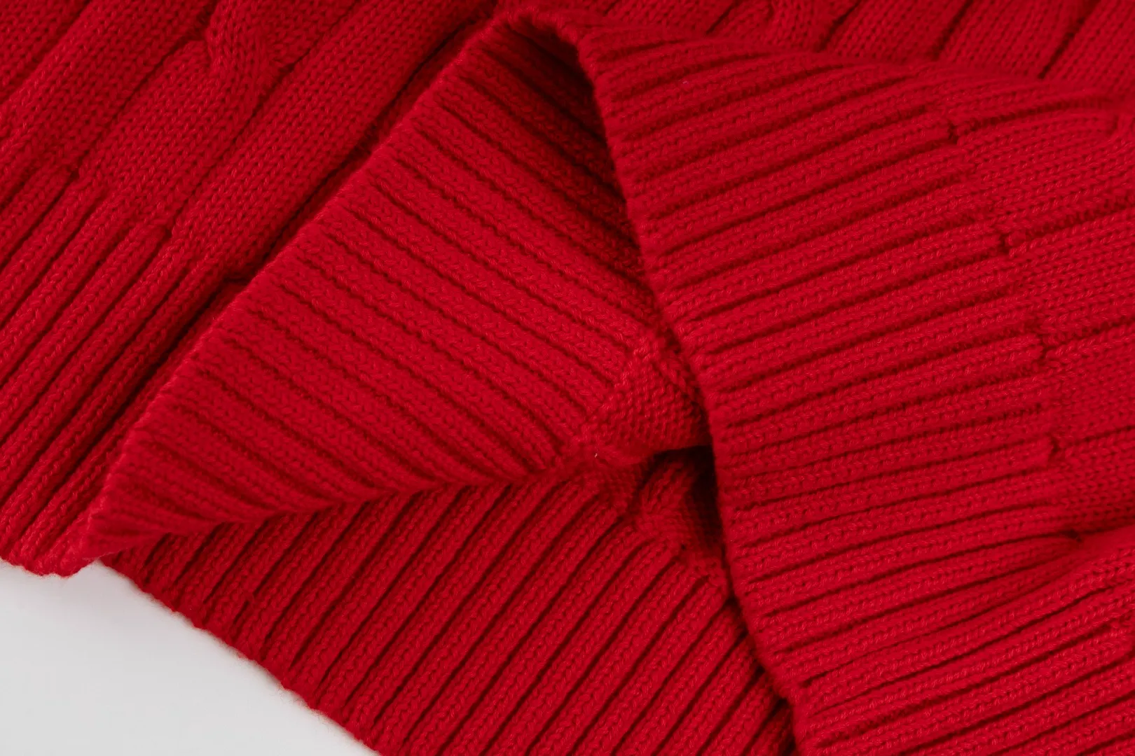 P210 #R90 RALPH LAUREN Thirteen colors of Ralph Lauren classic small label embroidery V-neck pullover cable cardigan sweater women's top, high-density LOGO embroidery on the chest, original customization of tag accessories. Made of pure cotton yarn, pure cotton is skin-friendly and comfortable, small label war horse embroidered twist button V-neck sweater🐎High quality, follow the blogger to learn how to wear it! Let’s buy a Ralph Lauren cable sweater. It’s a super hard-to-find series after it became popular. It’s hard to find one on the official website. It’s simple and practical to wear, with a lazy and loose feel. The thickened fabric has more texture, feels soft and delicate, and has a loose fit. Whether worn alone or layered, you can wear different styles of fashion with just one piece!   Size： Sleeve length: 60/61/62/63